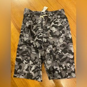 Camouflage shorts with pockets.